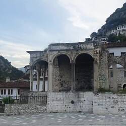 Im Hinergrund ist ein Schulfest zu hören 😉