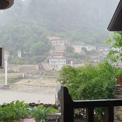 Auf dem Balkon sitzen und Regen beobachten