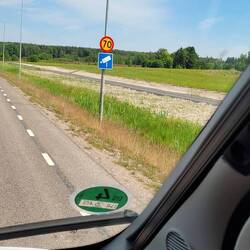 Diese Schilder stehen am Straßenrand...