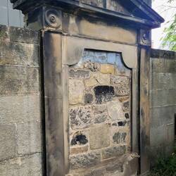 Schwer zu lesen: "plate stolen" und "Sirius Black"