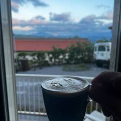 Morgens an der warmen heizung mit nem kaffee. Bin dsnn aber nochmal mit kaffee ins bett gegangen
