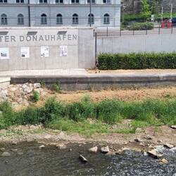Auf der anderen Seite der Alte Donauhafen