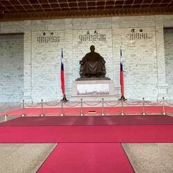 CKS Statue - ready for changing of the guard