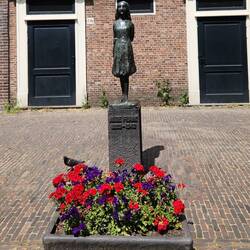 Anne Frank statue. Yet another sad WWII story😥