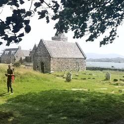 Die klei e Kirche mit altem Friedhof in Bailè Mar, dem einzigen Dorf auf Iona