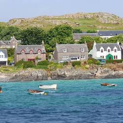 Blick auf Baile Mòr von der Fähre aus