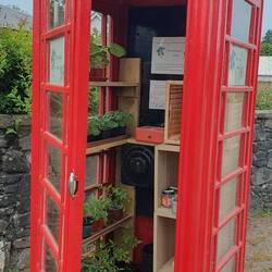 Zweckentfremdet Telefonzellen stehen überall herum