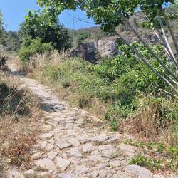 steiniger Weg den Berg hinauf