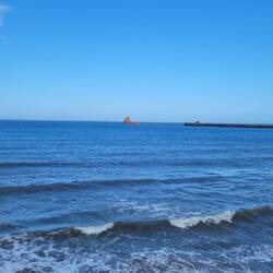 Die "Edda Frende" zieht vorbei