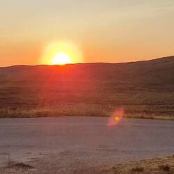 Sonnenuntergang hinter den Bergen