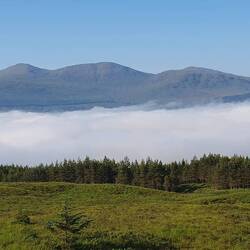 Nach dem gestrigen Regen liegt Nebel über Loch Cluanie