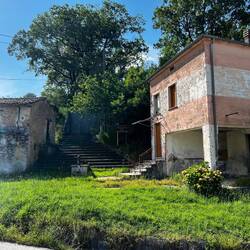 Da oben war noch ne kirche die noch gepflegt wurde, aber sonst zerfiel alles drumherum