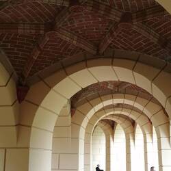 Die Kreuzgewölbe der Arkaden unter der grossen Terrasse