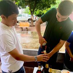 Lehrunterweisung: how to open with a second bottle.