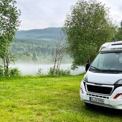 Platz in Bjerka bei Regen