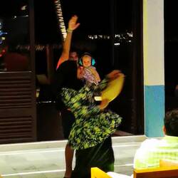 Amilia ist bereits Teil der maledivischen Tanzgruppe