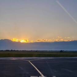 Sonnenaufgang am Flughafen in Cali