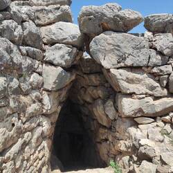 Tunnel zur unterirdischen Cisterne.