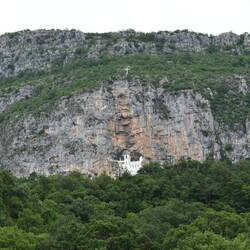 Le bâtiment est encastré dans la roche !