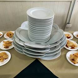 crestive way to pile plates.