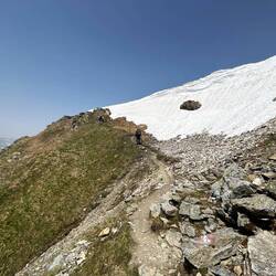 Doch immer wieder noch große Mengen Schnee, die vom Wind angehäuft wurden