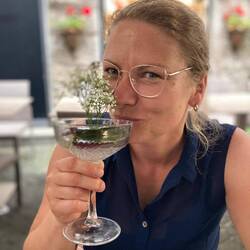 Die Blüte ist im Glas eingefroren.