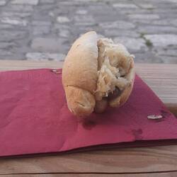 Bratwurstkipferl mit Senf und Sauerkraut