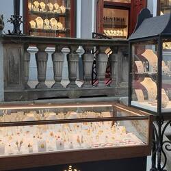 in der Bernsteinverarbeitung verdienen in Danzig über 1000 Personen ihren Lebensunterhalt