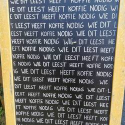 auf Deutsch: Wer das liest, braucht Kaffee