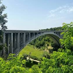 Eine nutzlose brücke mit eine Sackgasse auf jeder seite.