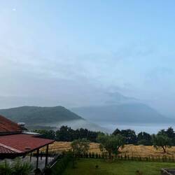 Die aussicht morgens von der terasse des b&b