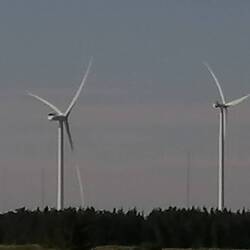 enorm, wie sich die Rotorblätter im Wind biegen