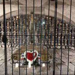 Gebeinhaus mit 500 Schädeln ehemaliger Nonnen