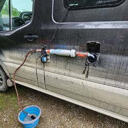 Wir befüllen 2 mal unseren 100L Wassertank und trinken das gefilterte Wasser ohne Nebenwirkungen