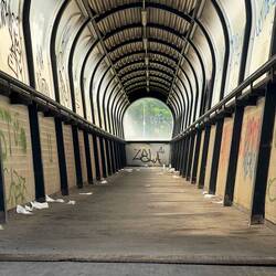 Ein Bahnübergang. Kot, urin, klopapier, kondome, nadeln, Blut