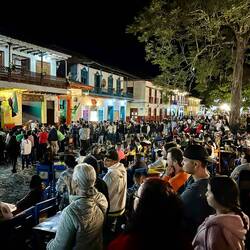 Soirée finale de foot sur la place principale