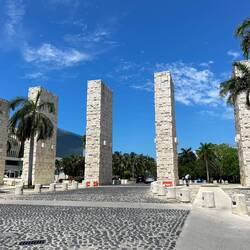 put on horizontal and you have the Branderburger Gate