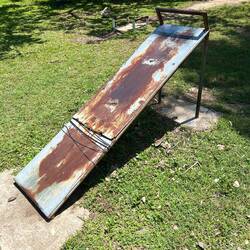 Die Rutsche des Todes: glühend heiss und mit Rostloch zum Aufratschen