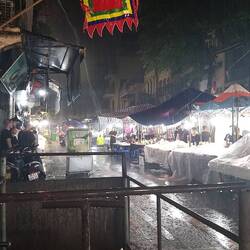 Night Market im Regen