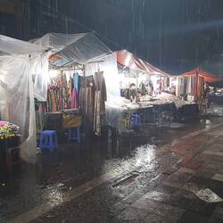 Night Market im Regen