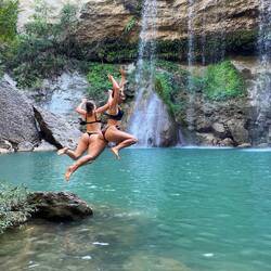Wasserfall hinter der Lodge