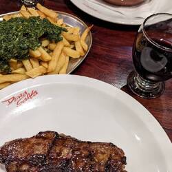 Bife de Chorizo, Cazuela de Conejo y Papas Fritas a la Provenzal