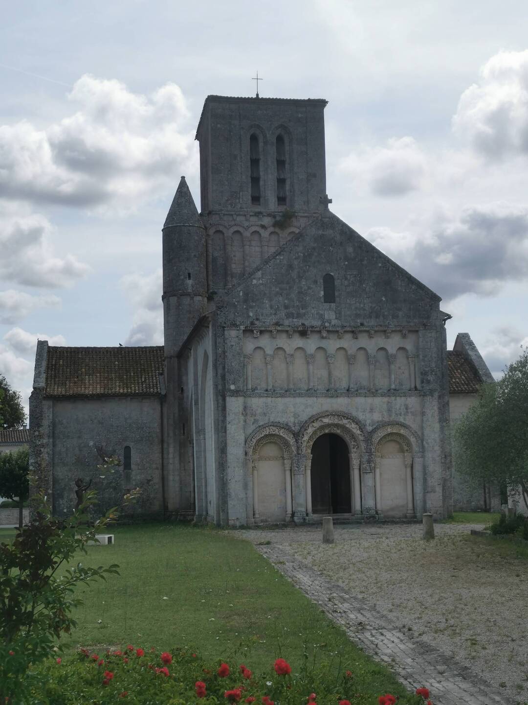 Ein paar beeindruckende Dorfkirchen, man beachte die filigranen Steinarbeiten ums Portal