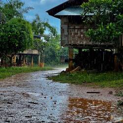 Regen im Dorf macht alles noch etwas dreckiger
