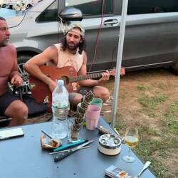 Mit Musik und weiteren Drinks