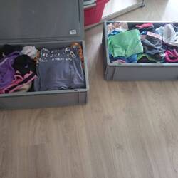 2 Kisten mit Kleidung für 5 Personen