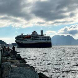 Dickschiff direkt am Stellplatz vorbei
