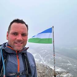 Etwas frisch 🥶 Ladinische Fahnen im Hintergrund