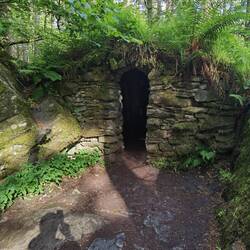 ..erinnert aber eher an Catweazle