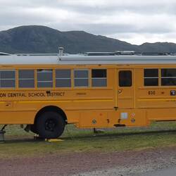 Ein zum Wohnmobil umgebauten Schulbus am Campingplatz von Durness